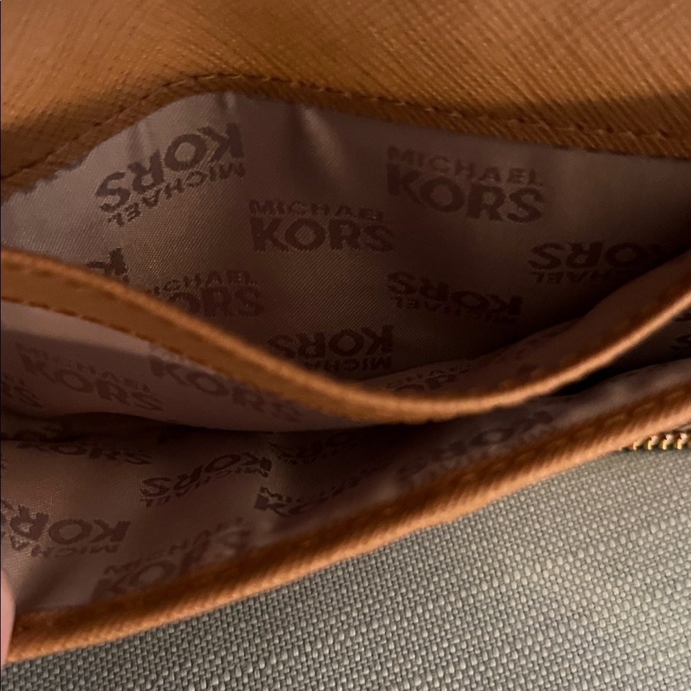 Michael Kors Monogram Key & Card Holder in Cream - Picture 14 of 16